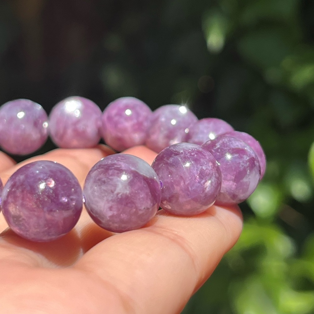Gorgeous 12mm stretchable purple mica bracelet